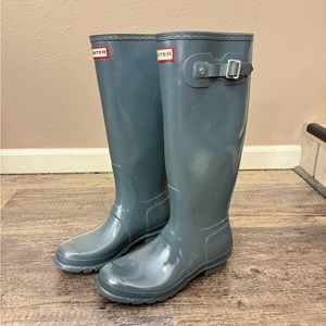 Size 9 Hunter Rain boots. Cool grey color. Barely worn, great condition!